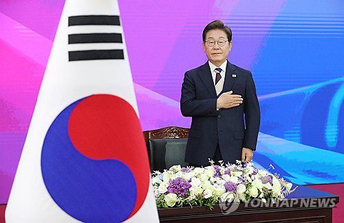 국기에 경례하는 이재명 대통령(서울=연합뉴스) 이재명 대통령이 4일 서울 여의도 국회에서 열린 제21대 대통령 취임선서식에서 국기에 경례하고 있다. 2025.6.4 [국회사진기자단] photo@yna.co.kr