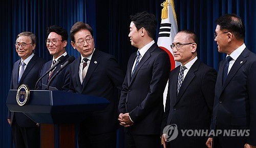 새 정부 첫 인사 발표하는 이재명 대통령(서울=연합뉴스) 홍해인 기자 = 이재명 대통령이 4일 서울 용산 대통령실 청사에서 열린 새 정부 첫 인사 발표를 하고 있다.      왼쪽부터 이종석 국가정보원장 후보자, 김민석 국무총리 후보자, 이 대통령, 강훈식 대통령비서실장, 위성락 안보실장, 황인권 대통령경호처장. 2025.6.4 hihong@yna.co.kr