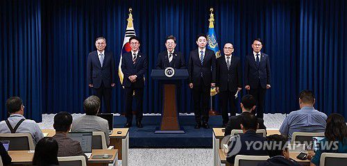 계엄 선포의 자리에서, 새 정부 첫 인사 발표(서울=연합뉴스) 홍해인 기자 = 이재명 대통령이 4일 서울 용산 대통령실 청사에서 열린 새 정부 첫 인사 발표를 하고 있다.      왼쪽부터 이종석 국가정보원장 후보자, 김민석 국무총리 후보자, 이 대통령, 강훈식 대통령비서실장, 위성락 안보실장, 황인권 대통령경호처장.     이날 인사 발표가 열린 용산 대통령실 브리핑실은 지난해 12월 3일 윤석열 전 대통령이 비상 계엄을 선포한 곳이다. 2025.6.4 hihong@yna.co.kr