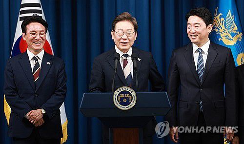 이재명 대통령, 정부 첫 인선 발표(서울=연합뉴스) 홍해인 기자 = 이재명 대통령이 4일 서울 용산 대통령실 청사에서 국무총리 후보자로 김민석 의원(왼쪽), 대통령비서실장으로 강훈식 의원 등 첫 인선을 발표하고 있다. 2025.6.4 hihong@yna.co.kr