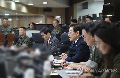 이재명 대통령, 합참 전투통제실 방문(서울=연합뉴스) 홍해인 기자 = 이재명 대통령이 4일 서울 용산구 합동참모본부 전투통제실을 방문해 김명수 합참의장 등 군 지휘부로부터 군사대비태세 보고를 받은 뒤 발언하고 있다. 2025.6.4 [국방부 제공. 재판매 및 DB 금지] hihong@yna.co.kr