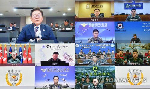 이재명 대통령, 합참 전투통제실 방문(서울=연합뉴스) 홍해인 기자 = 이재명 대통령이 4일 서울 용산구 합동참모본부 전투통제실을 방문해 김명수 합참의장 등 군 지휘부로부터 군사대비태세 보고를 받은 뒤 각군 지휘관을 화상으로 연결해 회의를 하고 있다. 2025.6.4 [국방부 제공. 재판매 및 DB 금지] hihong@yna.co.kr