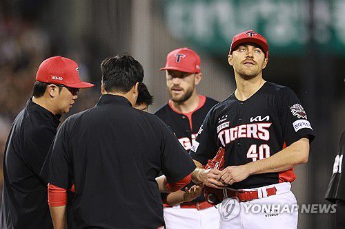 강습 타구 오른손에 맞은 네일(서울=연합뉴스) 신현우 기자 = 4일 서울 잠실야구장에서 열린 프로야구 2025 신한 SOL 뱅크 KBO리그 KIA 타이거즈와 두산 베어스의 경기.     5회말 1사 두산 케이브를 투수 앞 땅볼로 아웃시킨 KIA 선발투수 네일과 코치진이 케이브 강습 타구를 맞은 네일 오른손을 살피고 있다. 2025.6.4 nowwego@yna.co.kr