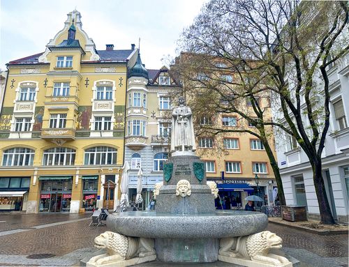 13세기 케른텐주 공작을 지낸 베른하르트 폰 슈판하임의 동상과 분수 [사진/권혁창 기자]