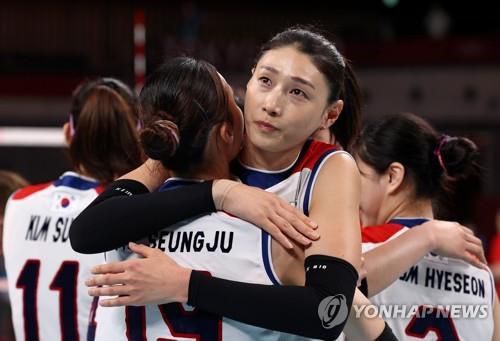 2020 도쿄올림픽 때 3-4위전 패배 후 김연경과 포옹하는 표승주[연합뉴스 자료 사진]
