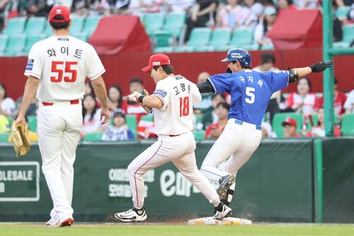 구자욱의 전력 질주(서울=연합뉴스) 삼성 구자욱(오른쪽)이 5일 인천 SSG랜더스필드에서 열린 프로야구 SSG와 방문 경기, 4회초 전력 질주해 1루수 앞 내야 안타를 만들고 있다. [삼성 라이온즈 제공. 재판매 및 DB금지]