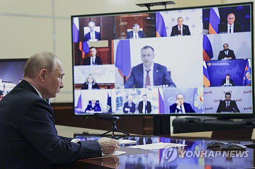 화상으로 정부 회의 주재하는 블라디미르 푸틴 러시아 대통령[AP/크렘린풀 연합뉴스. 재판매 및 DB 금지]