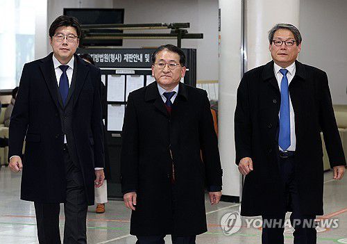 법정 나서는 이규원(왼쪽부터)-차규근-이광철[연합뉴스 자료사진]