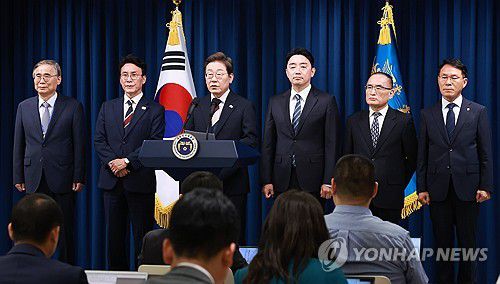 이재명 대통령, 첫 인사 발표(서울=연합뉴스) 홍해인 기자 = 이재명 대통령이 4일 서울 용산 대통령실 청사에서 새정부 첫 인사 발표를 하고 있다.     왼쪽부터 이종석 국정원장 후보자, 김민석 국무총리 후보자, 이 대통령, 강훈식 비서실장, 위성락 안보실장, 황인권 경호처장 2025.6.4 hihong@yna.co.kr