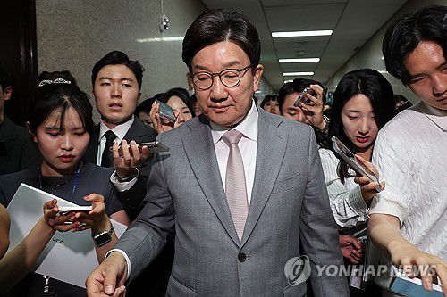 권성동 원내대표에 쏟아지는 질문들(서울=연합뉴스) 박동주 기자 = 국민의힘 권성동 원내대표가 5일 서울 여의도 국회 국민의힘 비상대책위원장실을 나와 원내대표실로 향하며 취재진의 질문을 받고 있다. 2025.6.5 pdj6635@yna.co.kr