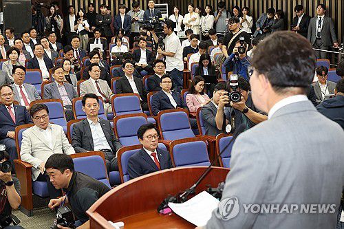 무거운 분위기의 국민의힘 의총(서울=연합뉴스) 박동주 기자 = 5일 서울 여의도 국회에서 열린 국민의힘 의원총회에서 의원들이 권성동 원내대표의 발언을 듣고 있다. 2025.6.5 pdj6635@yna.co.kr