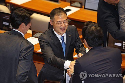 의원들과 인사하는 더불어민주당 김상욱 의원(서울=연합뉴스) 박동주 기자 = 더불어민주당 김상욱 의원이 5일 국회 본회의에 참석해 의원들과 인사하고 있다. 2025.6.5 pdj6635@yna.co.kr