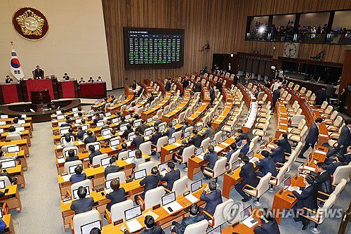 퇴장하는 국민의힘(서울=연합뉴스) 박동주 기자 = 5일 국회 본회의에서 '검사징계법' 개정안에 대한 표결이 진행되고 있는 가운데 국민의힘 의원들이 퇴장하고 있다. 2025.6.5 pdj6635@yna.co.kr