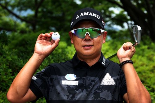 홀인원 볼과 클럽을 들고 기뻐하는 김연섭.[KPGA 제공. 재판매 및 DB 금지]