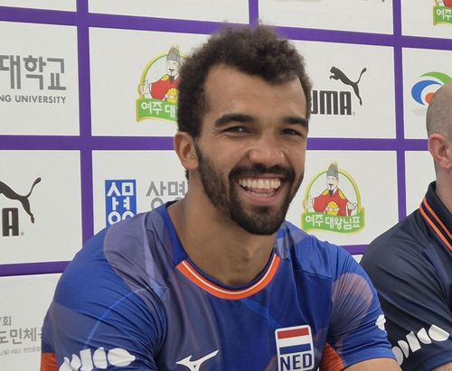 밝게 웃는 아히(천안=연합뉴스) 김경윤 기자 = V리그 삼성화재 소속인 네덜란드 배구 대표팀 미힐 아히가 6일 천안 유관순체육관에서 열린 한국 대표팀과 평가전을 마친 뒤 웃으며 답변하고 있다. 2025.6.6. cycle@yna.co.kr