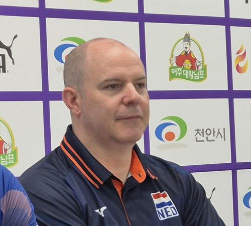 네덜란드 남자 배구대표팀 조엘 뱅크스 감독(천안=연합뉴스) 김경윤 기자 = 네덜란드 배구 대표팀 조엘 뱅크스 감독이 6일 천안 유관순체육관에서 열린 한국 대표팀과 평가전을 마친 뒤 기자회견에서 취재진 질문을 듣고 있다. 2025.6.6. cycle@yna.co.kr