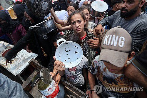 가자인도주의재단(GHF) 배급소에서 음식 배급받는 팔레스타인 주민들[AFP 연합뉴스 자료사진. 재판매 및 DB 금지]
