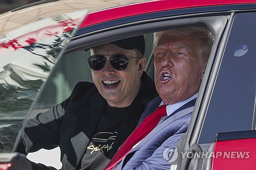 머스크와 테슬라 모델 S에 탑승한 트럼프 미국 대통령[AP 연합뉴스 자료사진. 재판매 및 DB 금지]
