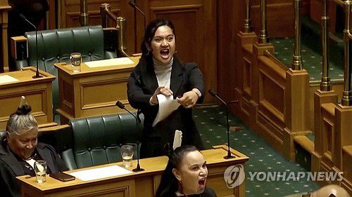 뉴질랜드 의회 하카 시위지난해 11월 14일 뉴질랜드 의회에서 하나 라위티 마이피 클라크 의원이 와이탕이 조약 수정 법안에 반대하는 의미로 법안을 찢으며 하카를 추고 있다.  [AP 연합뉴스 자료사진. 재판매 및 DB 금지]