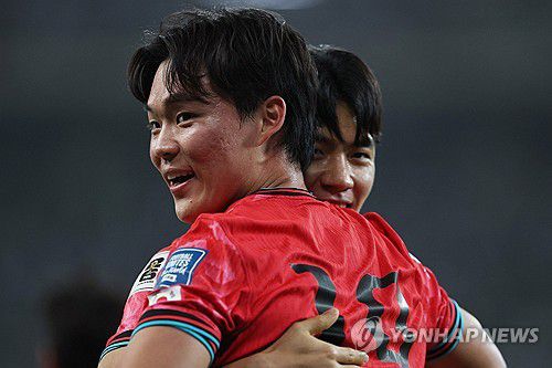 오현규(오른쪽)와 골세리머니를 펼치는 전진우[로이터=연합뉴스]