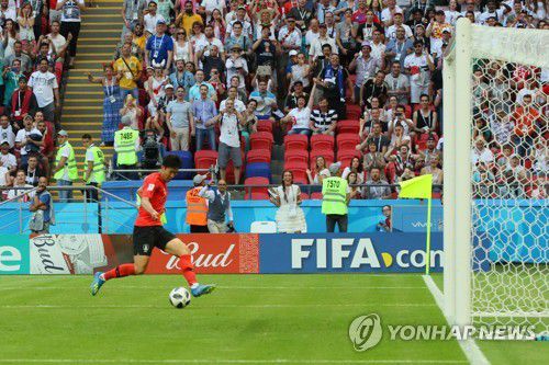 [월드컵] 손흥민, 덜컹거리는 독일 전차 무너뜨리다(카잔=연합뉴스) 진성철 기자 = 손흥민이 27일(현지시간) 러시아 카잔아레나에서 열린 2018 러시아 월드컵 F조 조별리그 3차전 독일과 경기에서 한국팀의 2번째 골을 터뜨리고 있다. 2018.6.28 zjin@yna.co.kr