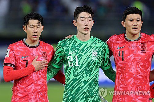 애국가 부르는 손흥민-조현우-김민재(쿠웨이트시티=연합뉴스) 황광모 기자 = 14일 오후(현지시간) 쿠웨이트 자베르 알 아흐메드 국제 경기장에서 열린 2026 북중미 월드컵 아시아지역 3차 예선 B조 5차전 한국과 쿠웨이트의 경기. 대한민국 손흥민과 조현우, 김민재가 애국가를 부르고 있다. 2024.11.14 hkmpooh@yna.co.kr