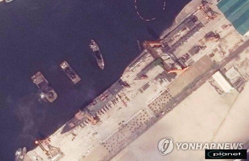 북, 새 구축함 진수식서 파손 사고 발생(서울=연합뉴스) 지난 21일 북한이 김정은 국무위원장이 지켜보는 가운데 새로 건조한 5천t급 구축함 진수식을 열었으나 함정을 제대로 물에 띄우지 못하고 크게 파손하는 사고가 발생했다. 사진은 지난 15일 촬영된 청진조선소에서 건조를 마치고 진수 준비 중인 구축함의 위성사진. 2025.5.22 [통일부 제공. 재판매 및 DB 금지] photo@yna.co.kr