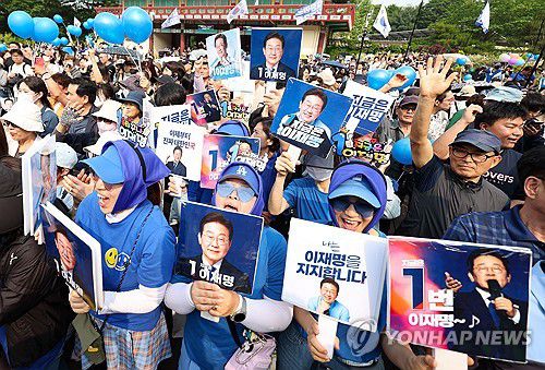 '지금은 이재명'(서울=연합뉴스) 황광모 기자 = 지난달 28일 서울 광진구 어린이대공원 정문 앞에서 열린 이재명 대통령 집중유세에서 지지자들이 손팻말을 들고 환호하고 있다. 2025.5.28 [공동취재] hkmpooh@yna.co.kr