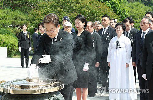 현충탑 참배하는 이재명 대통령(서울=연합뉴스) 홍해인 기자 = 이재명 대통령이 6일 서울 동작구 국립서울현충원에서 열린 70회 현충일 추념식에서 현충탑을 참배하며 분향하고 있다. 2025.6.6 [대통령실통신사진기자단] hihong@yna.co.kr