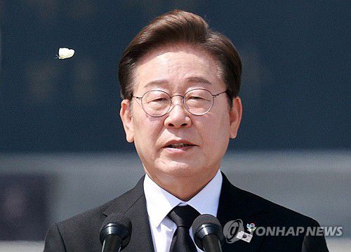 대통령과 나비(서울=연합뉴스) 홍해인 기자 = 이재명 대통령이 6일 서울 동작구 국립서울현충원에서 열린 70회 현충일 추념식에서 추념사를 할 때 이 대통령 옆에 나비가 날고 있다. 2025.6.6 [대통령실통신사진기자단] hihong@yna.co.kr