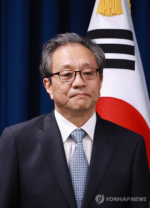 이재명 대통령, 문진영 사회수석 임명(서울=연합뉴스) 홍해인 기자 = 이재명 대통령은  6일 강훈식 대통령 비서실장의 대통령실 1차 인선 브리핑을 통해 대통령실 사회수석에 문진영 서강대 교수를 임명했다고 밝혔다. 사진은 이날 인선 발표에 참석한 문 수석. 2025.6.6 hihong@yna.co.kr
