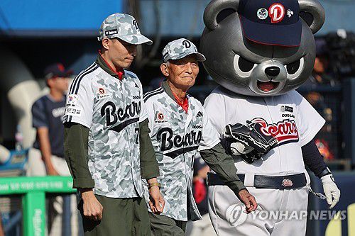 현충일 시구 나서는 6·25 참전 조종사 김두만 장군(서울=연합뉴스) 임화영 기자 = 현충일인 6일 서울 잠실야구장에서 열린 프로야구 롯데 자이언츠와 두산 베어스의 경기에 앞서 6·25 참전 조종사인 김두만 장군(가운데)과 김 장군의 전우 고(故) 강호륜 장군의 손자이자 현직 F-15K 조종사 강병준 소령이 시구 및 시타를 위해 그라운드로 향하고 있다. 2025.6.6 hwayoung7@yna.co.kr