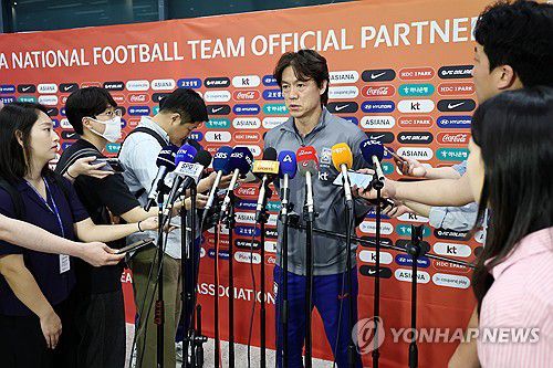 인터뷰하는 홍명보 감독(영종도=연합뉴스) 윤동진 기자 = 홍명보 대한민국 축구 대표팀 감독이 6일 인천국제공항을 통해 귀국, 취재진과 인터뷰를 하고 있다. 2025.6.6 mon@yna.co.kr