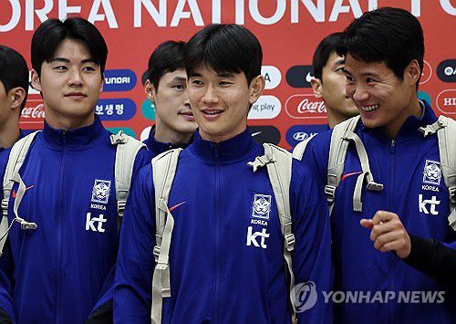 내가 바로 '결승골' 김진규(영종도=연합뉴스) 윤동진 기자 = 대한민국 축구 대표팀 김진규(가운데)가 6일 인천국제공항을 통해 귀국, 기념촬영을 위해 대기하고 있다. 2025.6.6 mon@yna.co.kr