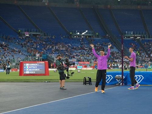관중 향해 손 흔드는 우상혁(서울=연합뉴스) 우상혁이 7일(한국시간) 이탈리아 로마에서 열린 로마 다이아몬드리그 남자 높이뛰기 경기를 시작하며, 관중을 향해 손을 흔들고 있다. [용인시청 육상팀 제공. 재판매 및 DB금지]