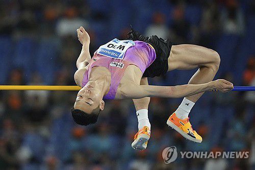 바를 넘는 우상혁(로마 AP=연합뉴스) 우상혁이 7일(한국시간) 이탈리아 로마에서 열린 2025 세계육상연맹 로마 다이아몬드리그에서 바를 넘고 있다.