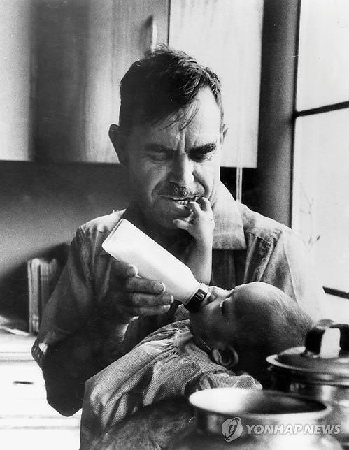 1955년 아이를 돌보고 있는 홀트[국가기록원 제공]