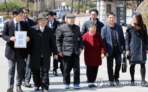 소장 접수하러 가는 김한수, 김용화 할아버지(서울=연합뉴스) 최재구 기자 = 4일 서울 서초구 법원삼거리에서 일제강제동원 사건 추가소송 제기 기자회견을 마친 강제동원 피해자 김한수, 김용화 할아버지가 민주사회를 위한 변호사모임 관계자들과 함께 소장을 접수하기위해 법원으로 향하고 있다. 2019.4.4 jjaeck9@yna.co.kr