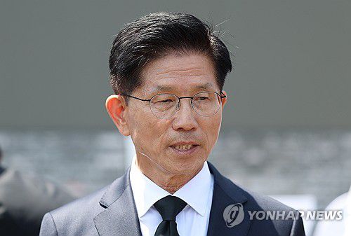 입장 밝히는 김문수 전 대선후보(서울=연합뉴스) 김성민 기자 = 국민의힘 김문수 전 대선후보가 6일 서울 동작구 국립서울현충원을 찾아 참배를 마친 후 입장을 밝히고 있다. 2025.6.6 ksm7976@yna.co.kr