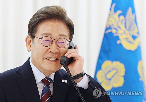 이재명 대통령, 도널드 트럼프 미국 대통령과 전화 통화(서울=연합뉴스) 홍해인 기자 = 이재명 대통령이 6일 서울 한남동 관저에서 도널드 트럼프 미국 대통령과 전화 통화를 하기 위해 수화기를 들고 있다. 2025.6.6 hihong@yna.co.kr