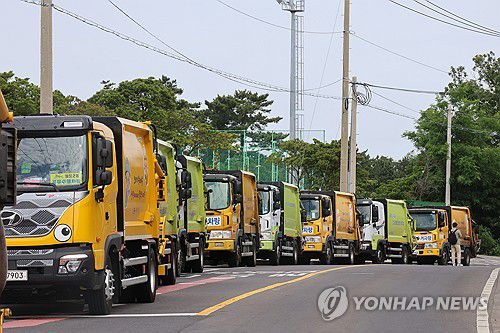 멈춰선 쓰레기 수거 차량(제주=연합뉴스) 전지혜 기자 = 7일 오전 제주시 구좌읍 동복리 제주환경자원순환센터 진입로에 쓰레기 수거 차량들이 줄지어 서 있다.     동복리 주민들은 제주도에 센터 설립 당시 약속한 농경지 폐열지원사업 또는 그에 준하는 대체사업을 추진해달라며 이날 오전 8시부터 센터 진입로를 막아섰다. 반면 도는 관련 공문서와 회의록 등을 확인한 결과 사실관계가 다른 부분이 있어서 확인이 필요하다는 입장이다. 2025.6.7 atoz@yna.co.kr