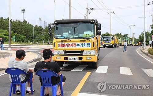 '못 들어갑니다'(제주=연합뉴스) 전지혜 기자 = 7일 오전 제주시 구좌읍 동복리 제주환경자원순환센터 진입로에 쓰레기 수거 차량들이 줄지어 서 있다.     동복리 주민들은 제주도에 센터 설립 당시 약속한 농경지 폐열지원사업 또는 그에 준하는 대체사업을 추진해달라며 이날 오전 8시부터 센터 진입로를 막아섰다. 반면 도는 관련 공문서와 회의록 등을 확인한 결과 사실관계가 다른 부분이 있어서 확인이 필요하다는 입장이다. 2025.6.7 atoz@yna.co.kr