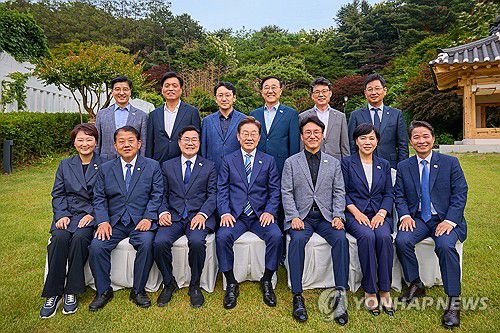 이재명 대통령, 여당 지도부와 만찬(서울=연합뉴스) 한상균 기자 = 이재명 대통령이 7일 서울 한남동 관저에서 만찬에 참석한 더불어민주당 지도부 의원들과 기념촬영을 하고 있다. 2025.6.7 [대통령실 제공. 재판매 및 DB 금지] xyz@yna.co.kr