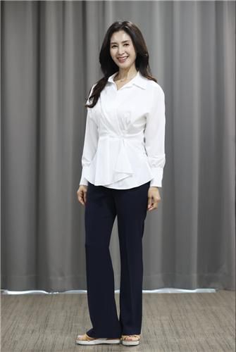 포즈 취하는 김선혜 성우(서울=연합뉴스) 강민지 기자 = '명탐점 코난' 김선혜 성우가 지난 4일 서울 종로구 연합뉴스에서 진행된 인터뷰에 앞서 포즈를 취하고 있다. 2025.6.8 mjkang@yna.co.kr