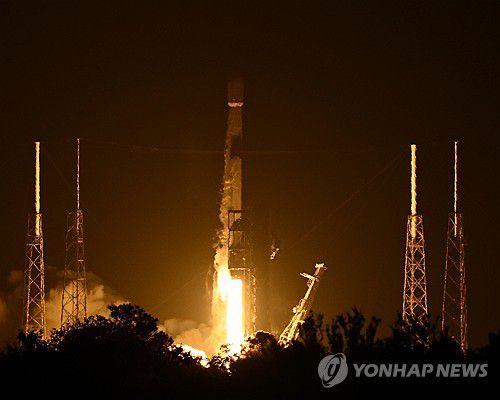 스페이스X 팰컨 9 로켓 발사(케이프커내버럴 <미국 플로리다주> UPI=연합뉴스) 2025년 6월 7일 0시 54분에 미국 플로리다주 케이프커내버럴 우주군 기지에서 스페이스X의 팰컨9 로켓이 위성방송 사업자 '시리우스 XM 라디오'의 서비스를 위한 SXM-10 위성을 발사하고 있다. (Photo by Joe Marino/UPI) 20255.6.8.