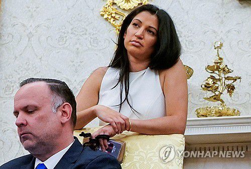 케이티 밀러(워싱턴DC 로이터=연합뉴스 자료사진) 2025년 5월 30일 미국 워싱턴DC 백악관에서 도널드 트럼프 대통령과 일론 머스크 정부효율부(DOGE) 수장이 개최한 기자회견에 참석한 케이티 밀러(가운데 위) 대통령 선임고문 겸 DOGE 공보 총괄책임자의 모습. (REUTERS/Nathan Howard) 2025.6.8.