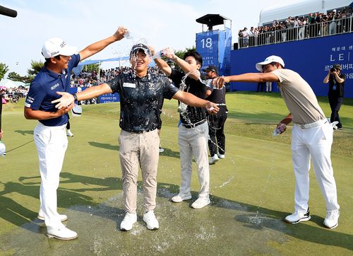 동료 선수들이 축하 물세례를 받는 김홍택.[KPGA  제공. 재판매 및 DB 금지]