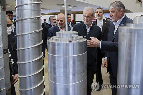 핵 장비 살펴보는 마수드 페제시키안 이란 대통령[AP 연합뉴스 자료사진. 재판매 및 DB 금지]