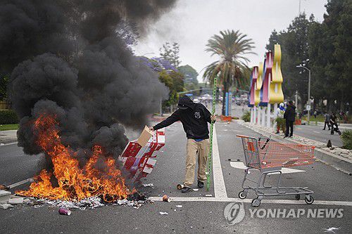 LA에서 ICE 단속에 반발하는 대규모 시위대[AP=연합뉴스. 재판매 및 DB 금지]