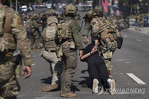 LA 이민 단속 반대 시위(LA AP=연합뉴스) 7일(현지시간) LA 이민 단속 반대 시위 현장 투입된 요원들. 2025.06.08